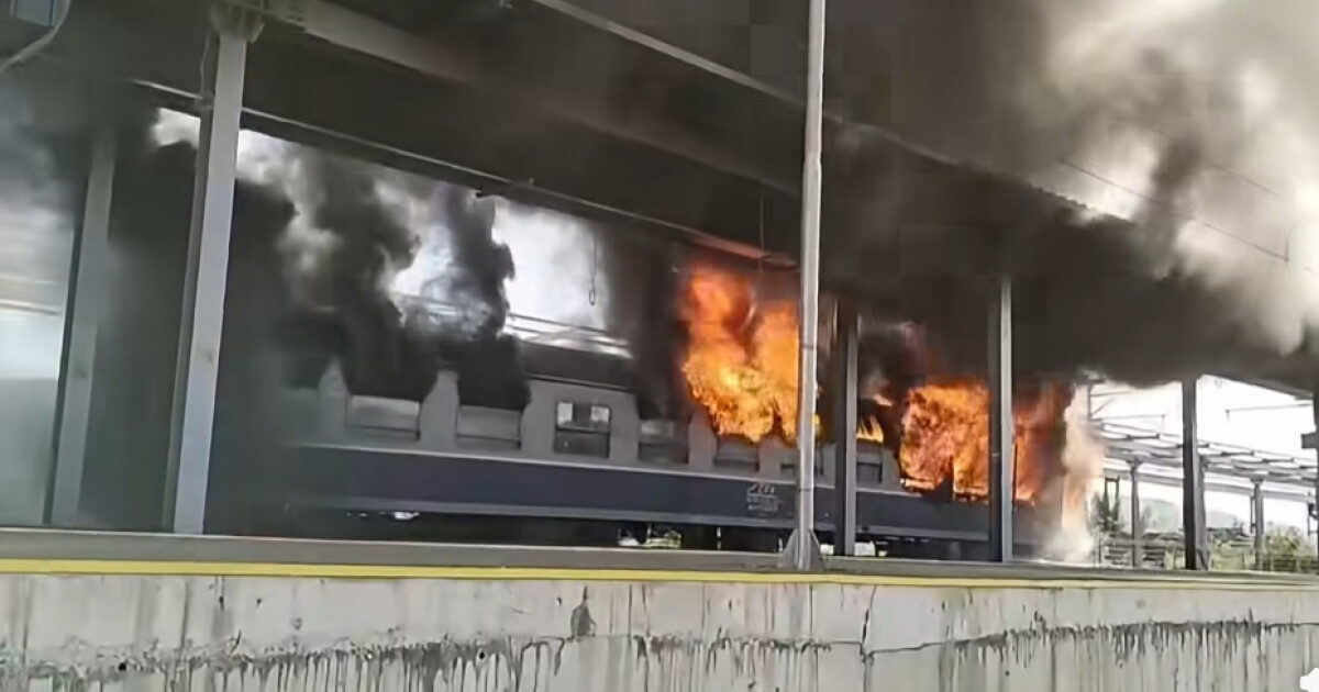 Incendiu la CFR: Vagon de tren în flăcări în gară