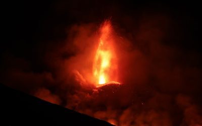 Etna iar în erupție. Zboruri deviate din Catania