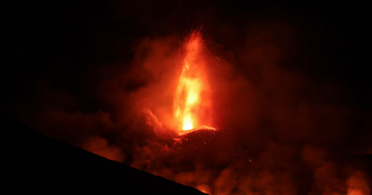 Etna iar în erupție. Zboruri deviate din Catania