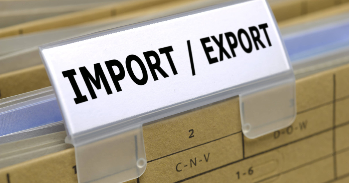 România: Deficit comercial mai mic. Exporturile, la luptă cu importurile