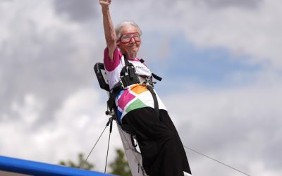 Betty Bromage, 97 de ani, sfidează gravitatea pe aripi de avion