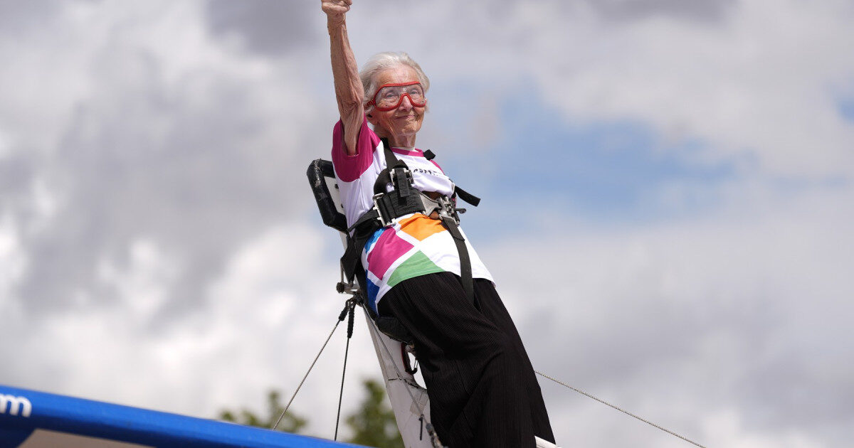 Betty Bromage, 97 de ani, sfidează gravitatea pe aripi de avion