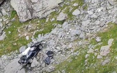 Transfăgărășan: Coborât pentru o poză, și-a văzut mașina prăbușindu-se în râpă