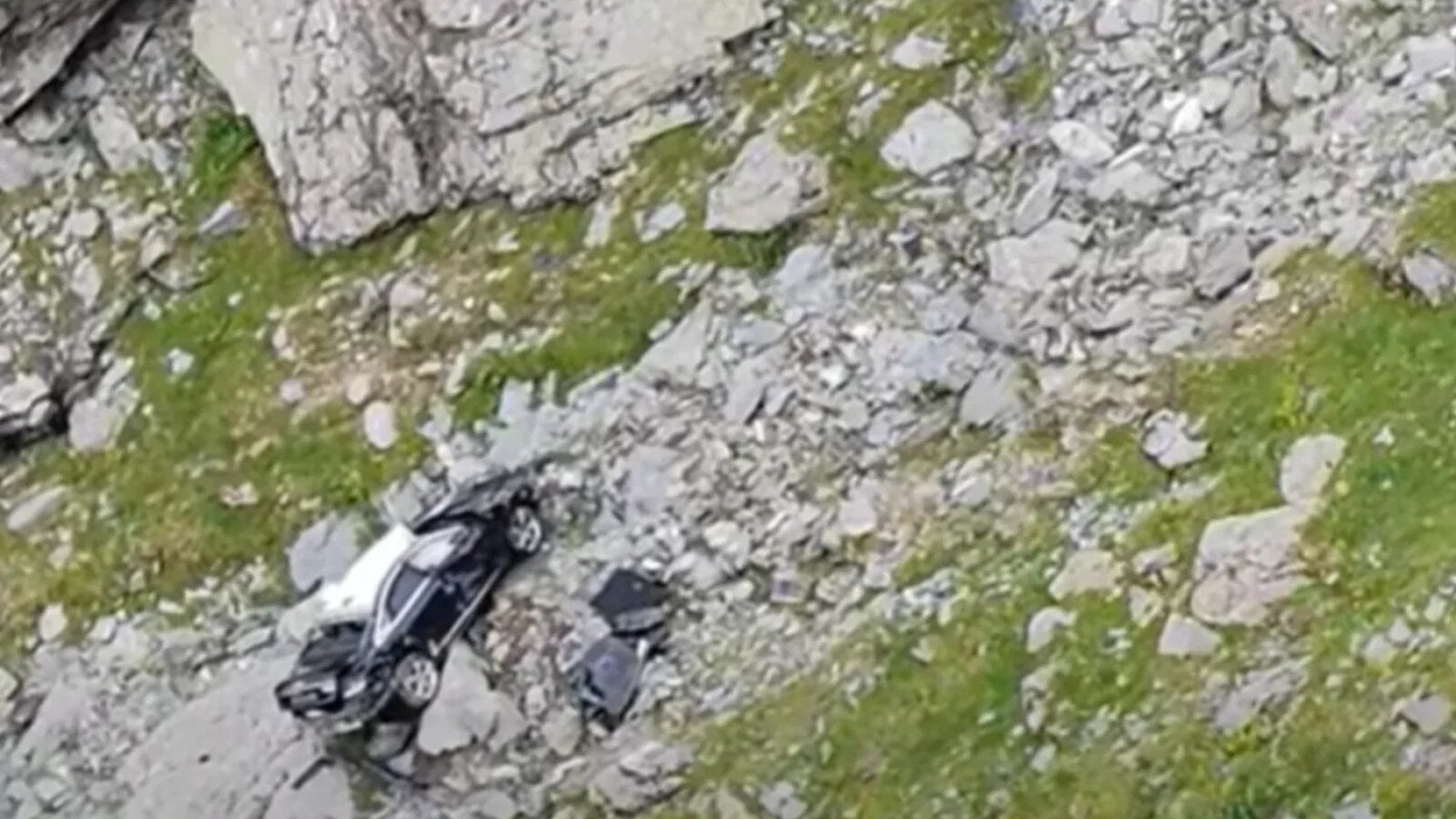 Transfăgărășan: Coborât pentru o poză, și-a văzut mașina prăbușindu-se în râpă