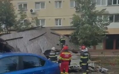 Sibiu: Acoperiș prăbușit peste mașini, trafic blocat VIDEO