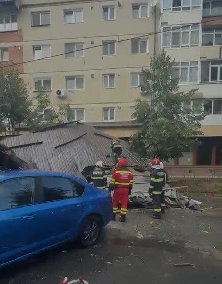 Sibiu: Acoperiș prăbușit peste mașini, trafic blocat VIDEO