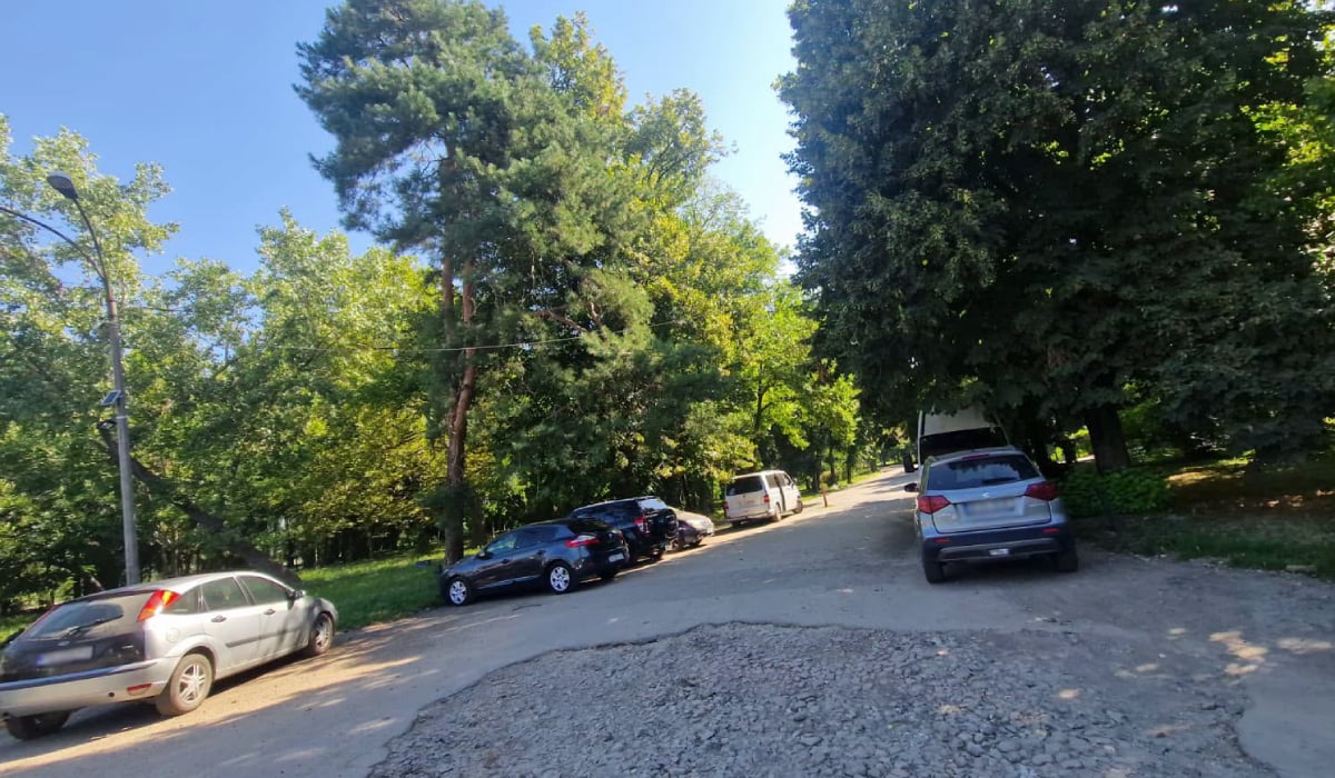 Parcări noi cu barieră și zonă pietonală, o premieră