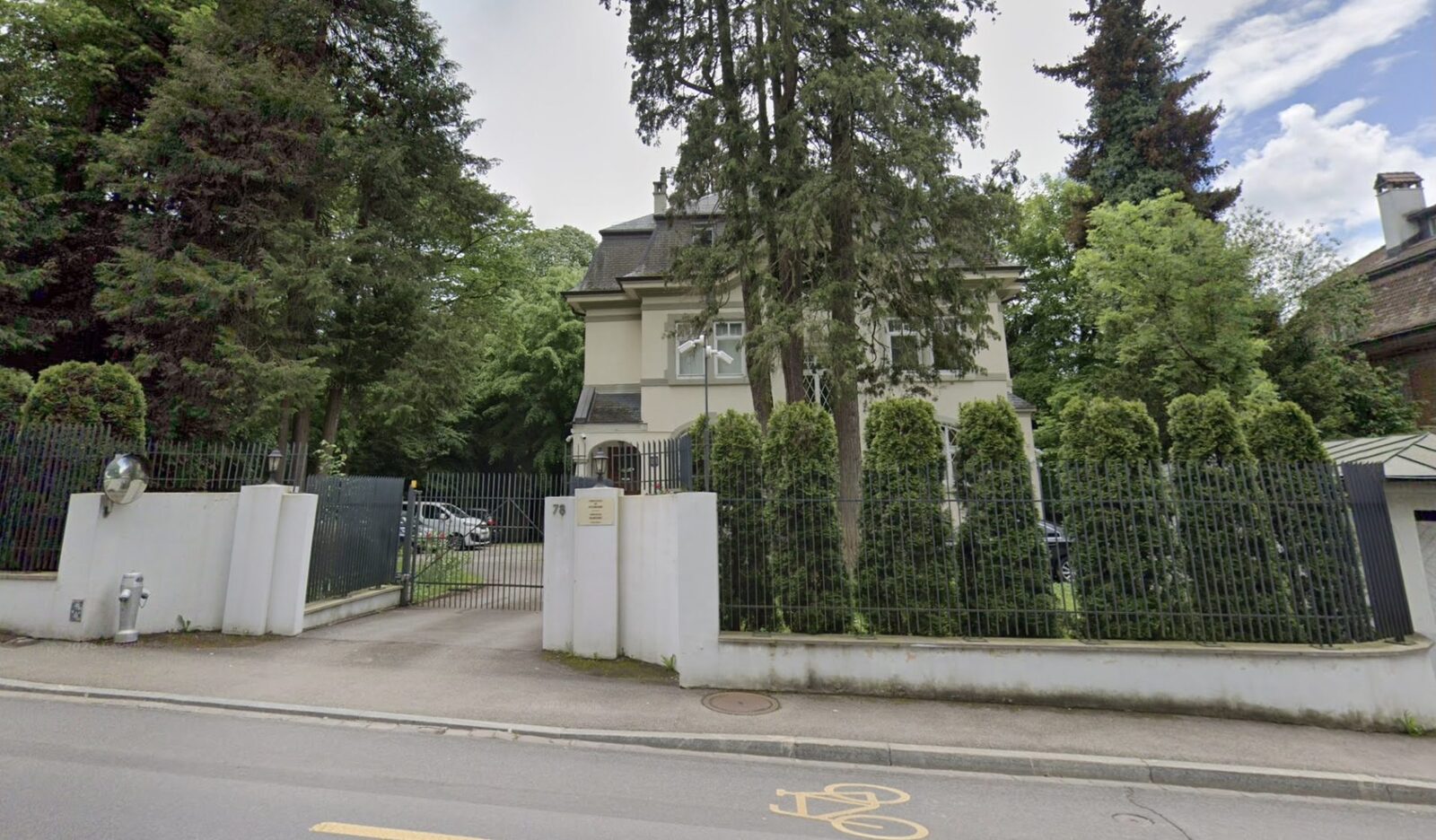 Incendiu la Ambasada României la Berna: Obiect incendiar lângă gard
