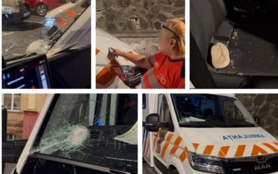Cluj: Ambulanță atacată, Boc cere reglementarea rețelelor sociale