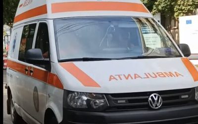 Tineri au atacat o ambulanță în Cluj. Echipaj lovit cu bâte și pietre