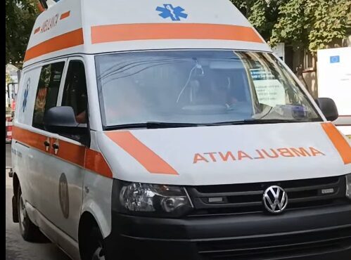 Tineri au atacat o ambulanță în Cluj. Echipaj lovit cu bâte și pietre