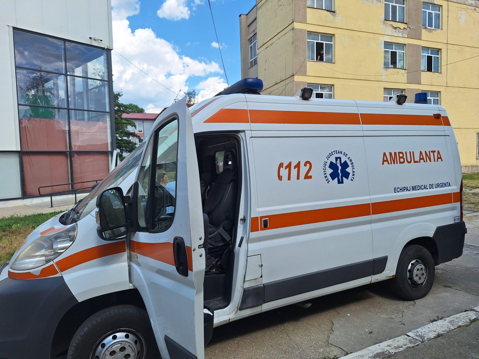 Medici atacați cu bâte de „răpitori de copii” de pe TikTok