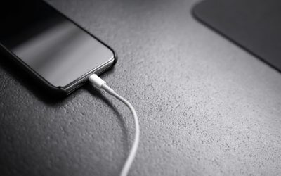 Telefonul la încărcat peste noapte: Mitul care ne-a distrus bateria