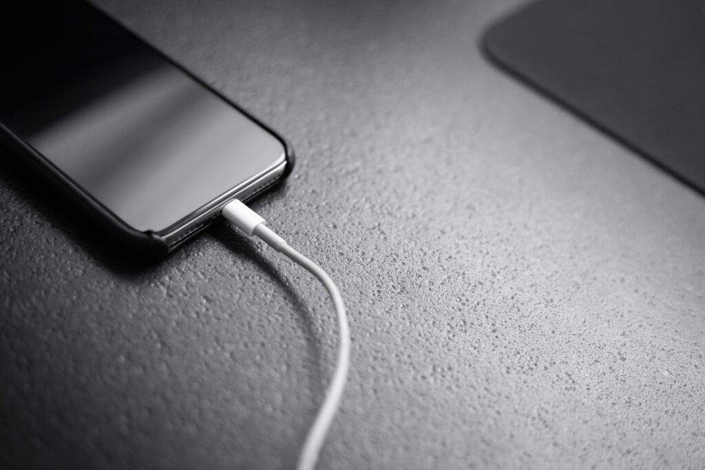 Telefonul la încărcat peste noapte: Mitul care ne-a distrus bateria