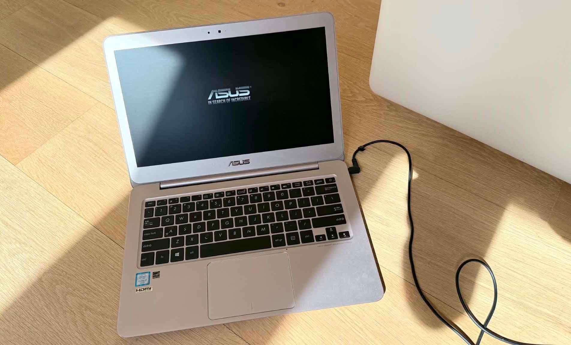 ASUS T700: PC Gaming ca un tanc, cu RTX 5060 Ti și răcire pe lichid