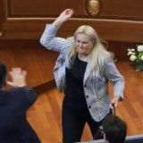 Premierul Kosovo, atacat cu ouă în Parlament. Deputată: Rușine