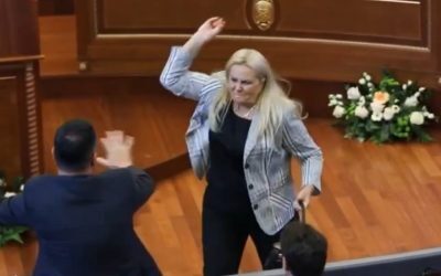 Premierul Kosovo, atacat cu ouă în Parlament. Deputată: Rușine