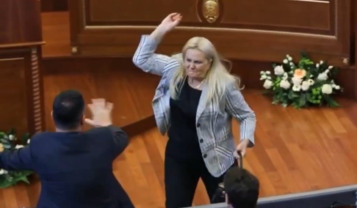 Premierul Kosovo, atacat cu ouă în Parlament. Deputată: Rușine