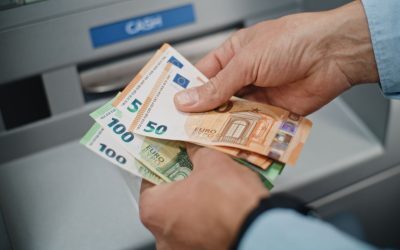 Feriți-vă de bancnote false în străinătate