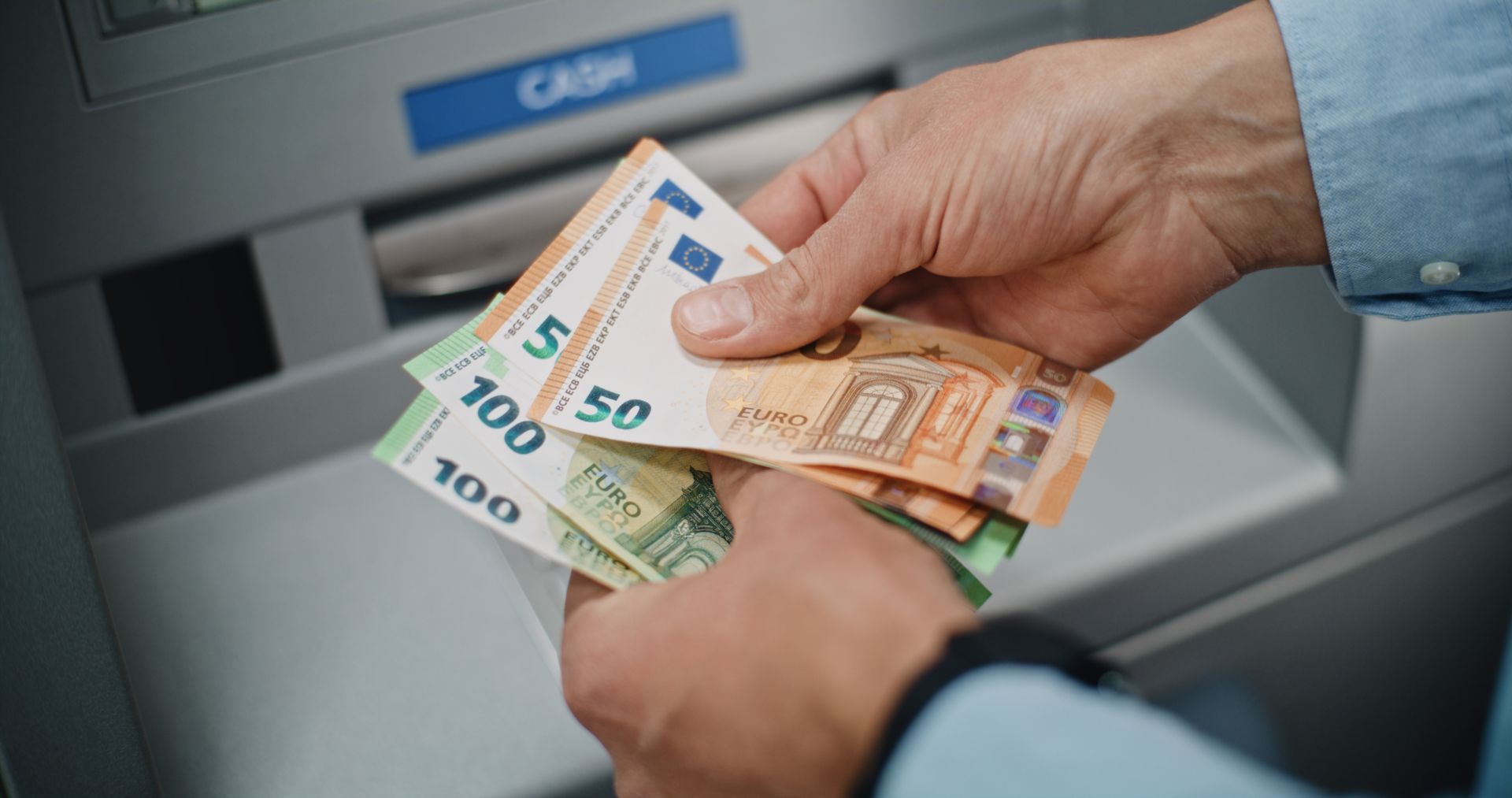 Feriți-vă de bancnote false în străinătate