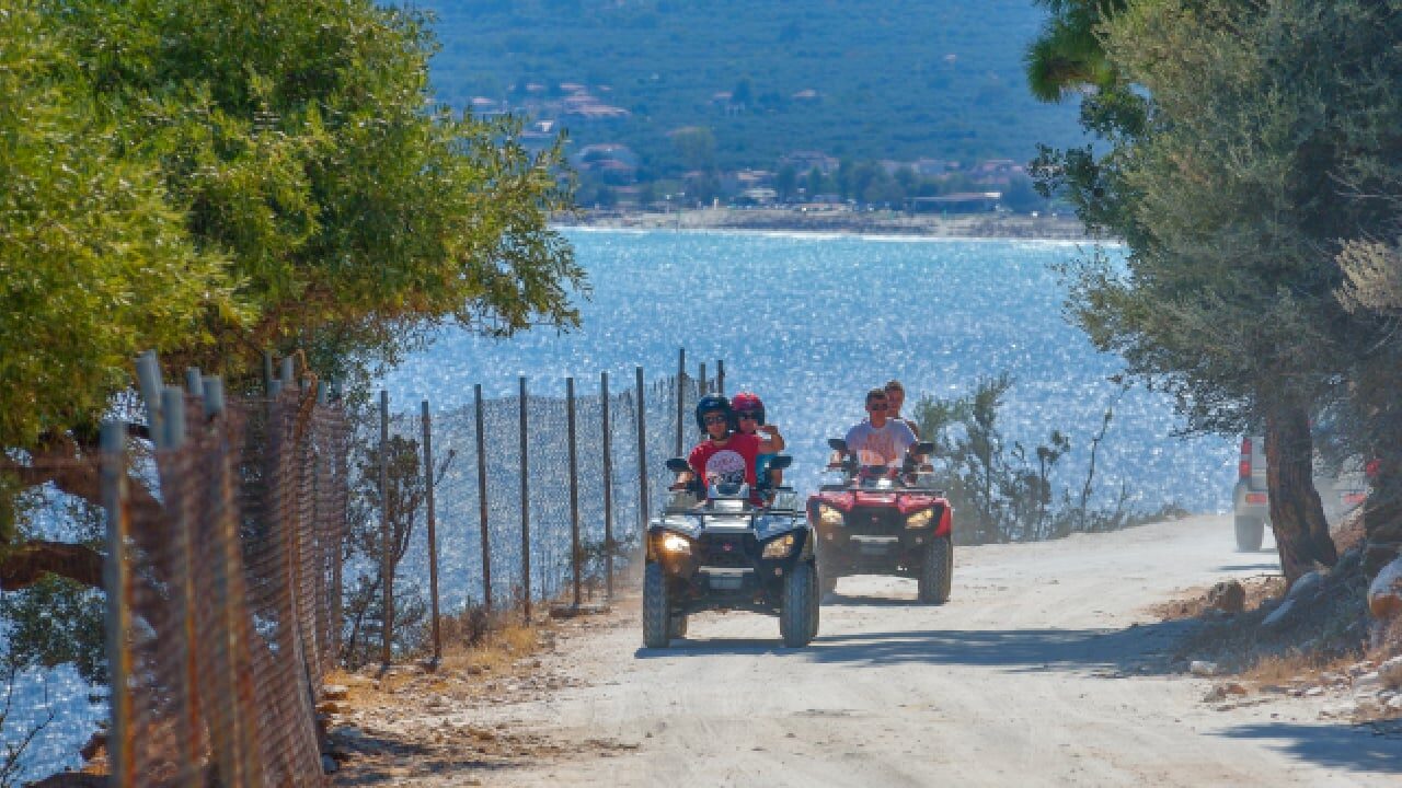 Amenzi în Grecia: Românii riscă să fugă de pe plaje