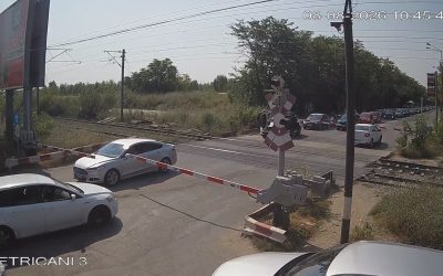 Șoferi prinși de bariere la Petricani. CFR avertizează