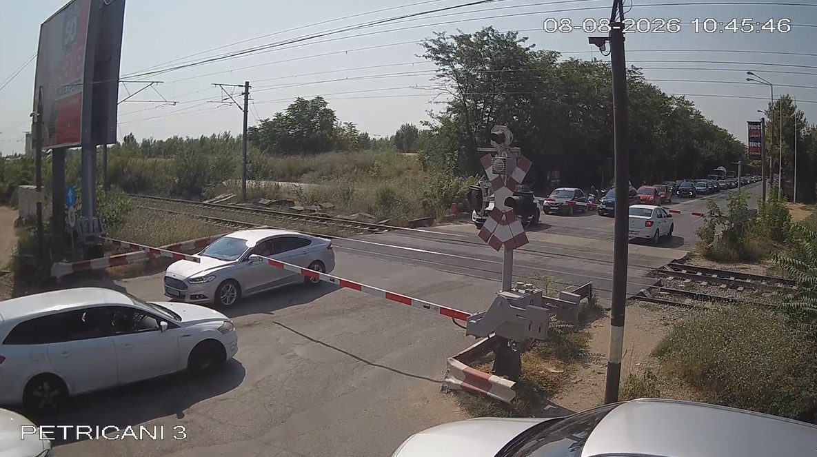 Șoferi prinși de bariere la Petricani. CFR avertizează