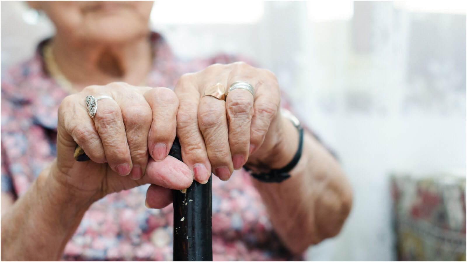 Străini, prinși escroci la o pensionară din București
