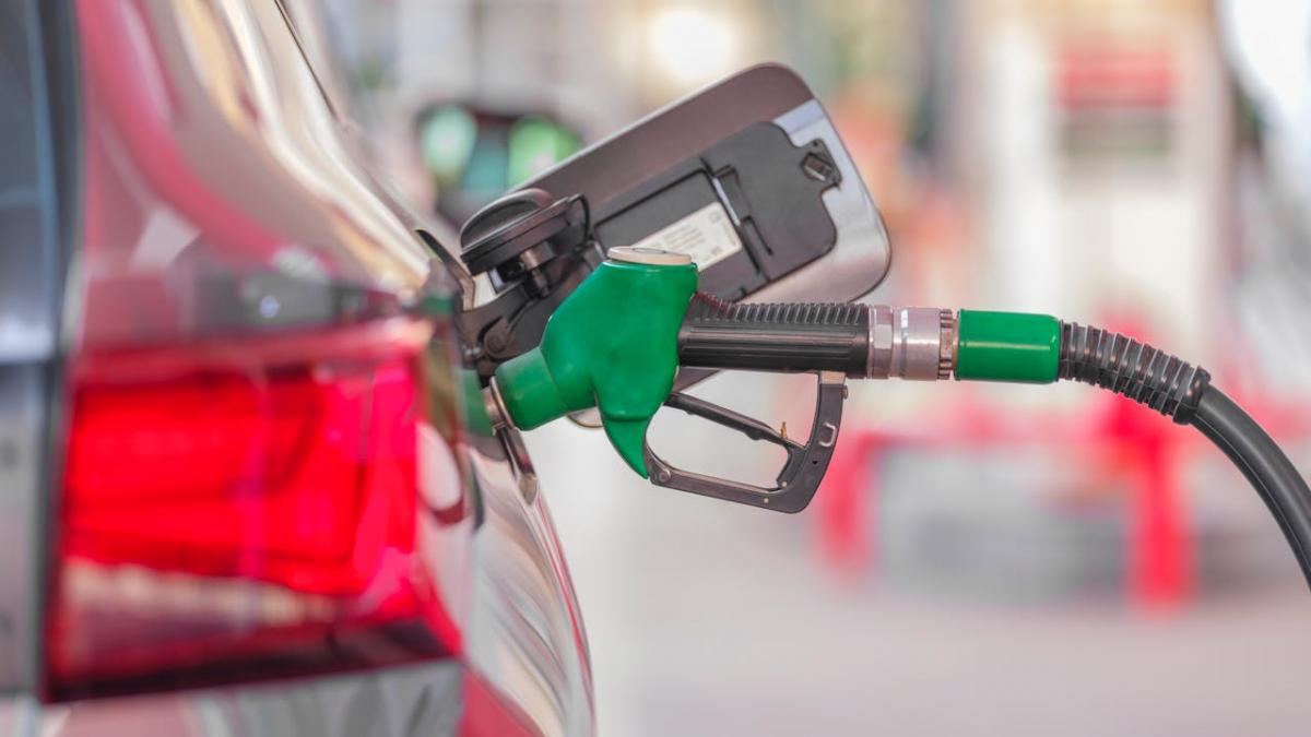 Carburanții s-au scumpit în România. Cât costă azi