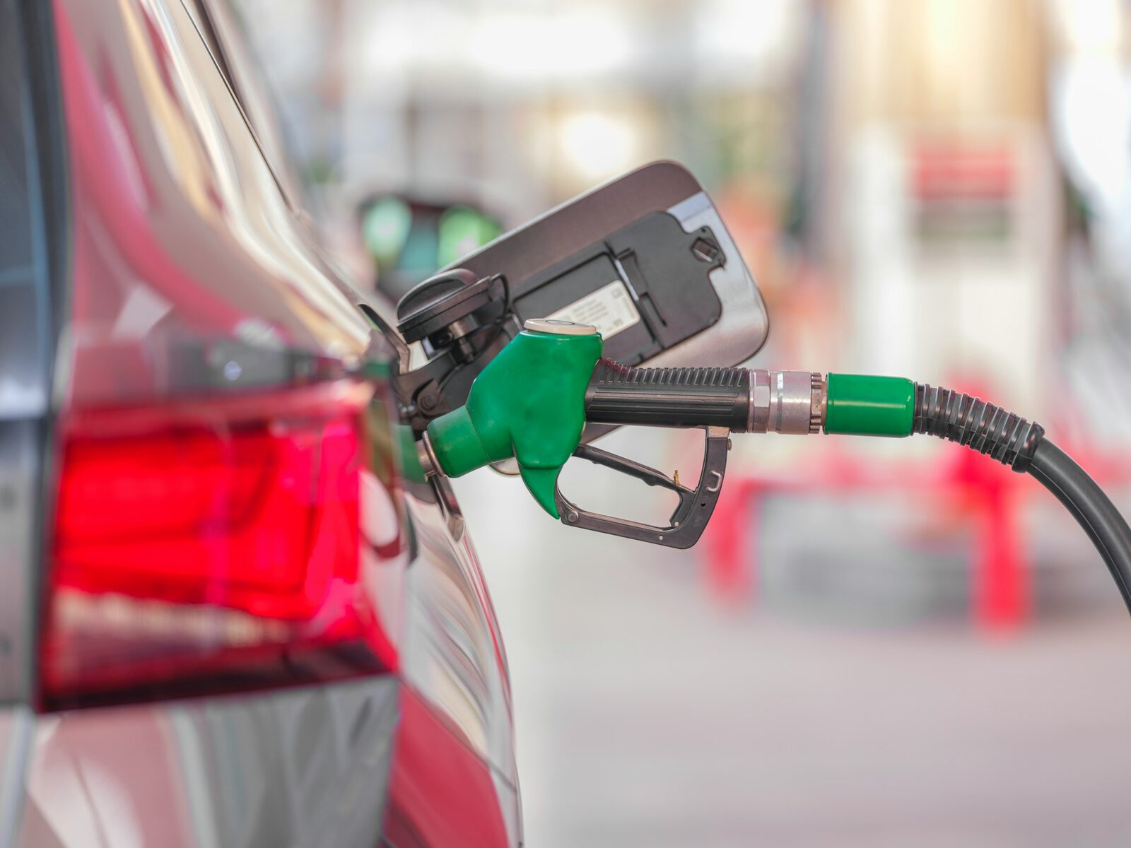 România: Carburanții s-au scumpit brusc azi la pompă