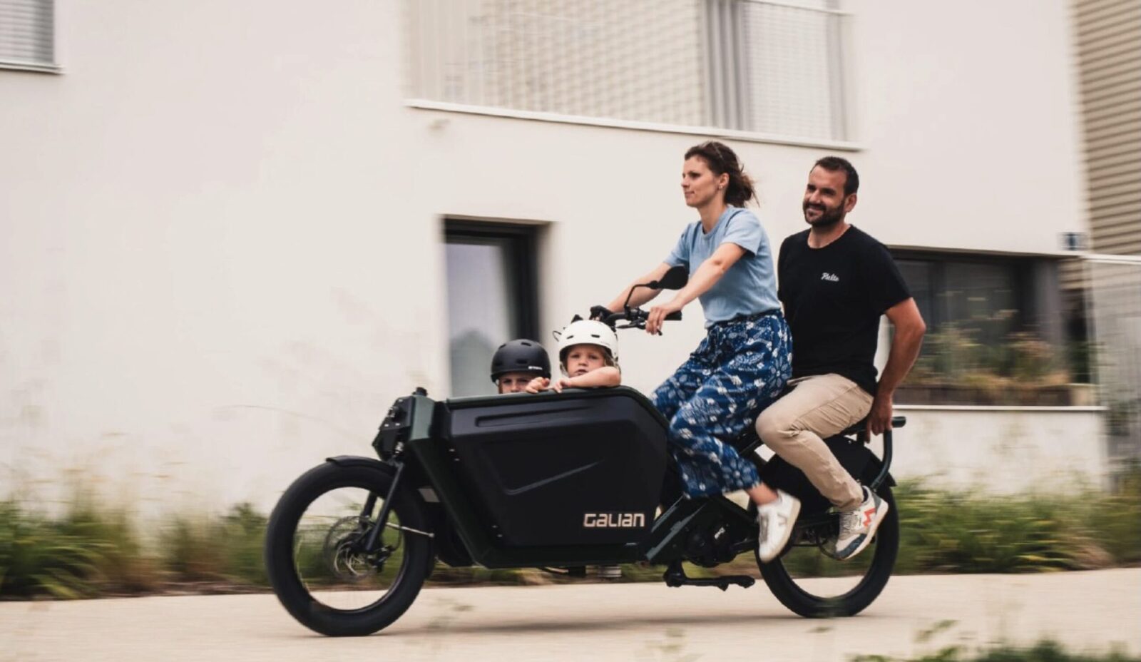Bicicleta-taxi pentru copii schimbă jocul în familie