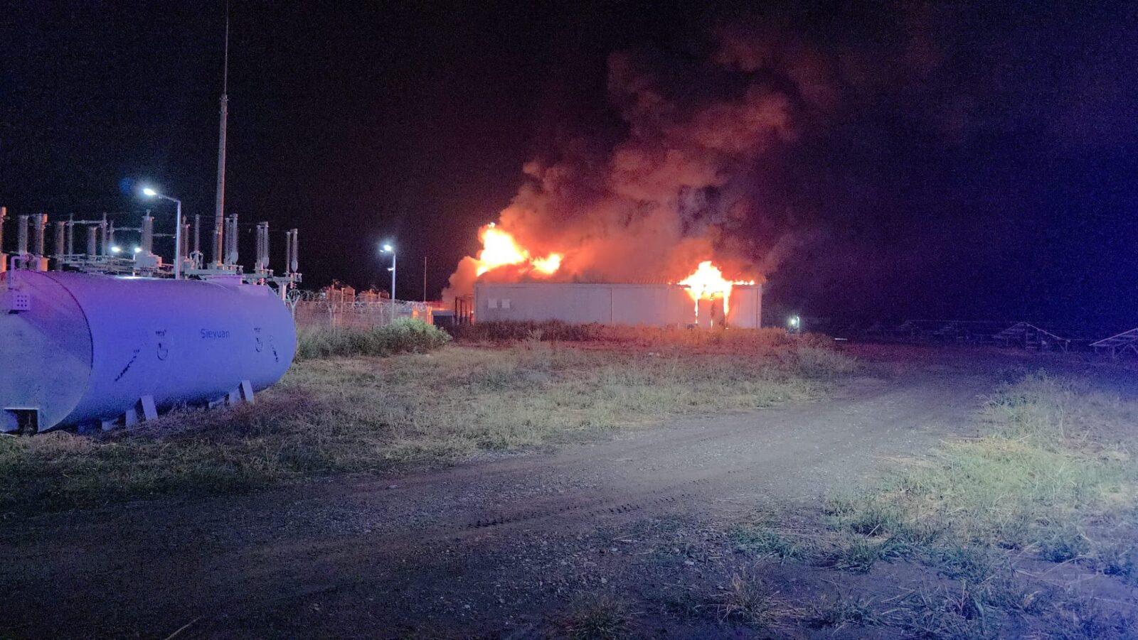 Incendiu la hala de stocare baterii din Buzău. Forțe mari mobilizate