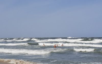 Jandarmeria a intrat în apă, turiștii sfidează valurile de 2 metri
