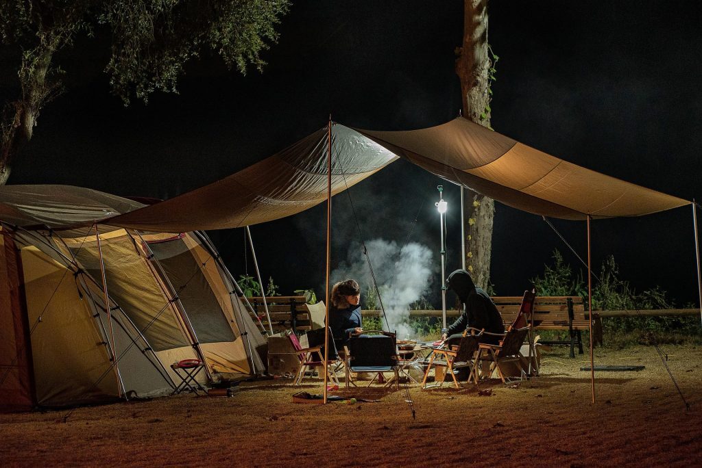 Cătunul, plin de campinguri: Localnicii furioși strâng rând