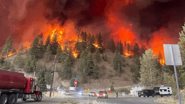 Canada: Urgență declarată, 20.000 evacuați din calea focului