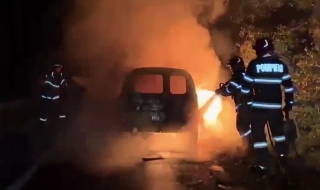 Argeș: Mașină, scrum după un incendiu violent – VIDEO