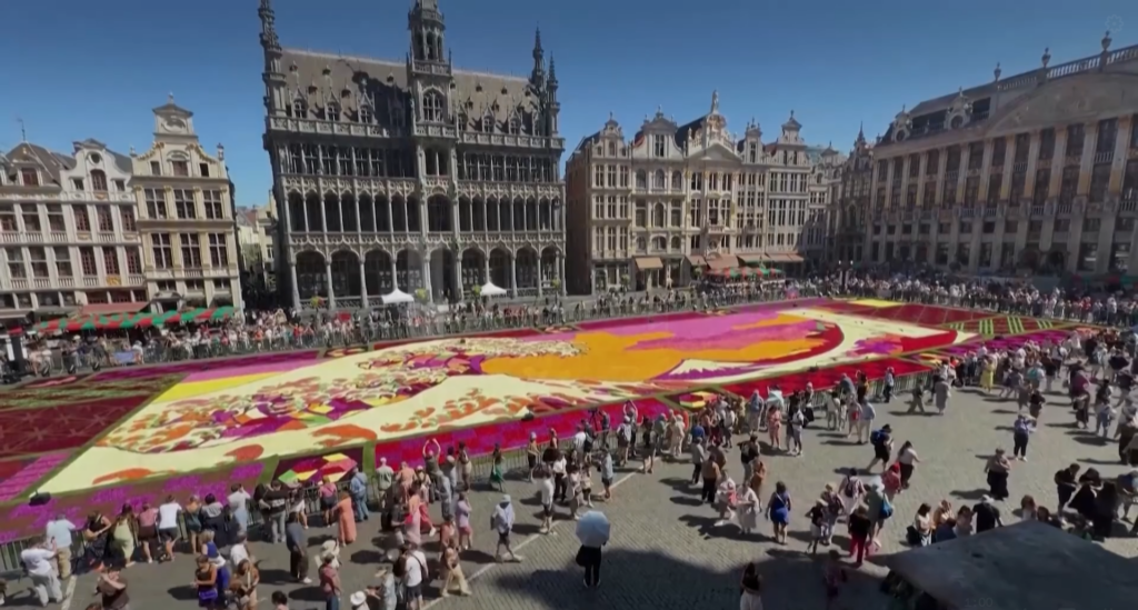 Bruxelles: Val uriaș de flori, omagiu la Kanagawa