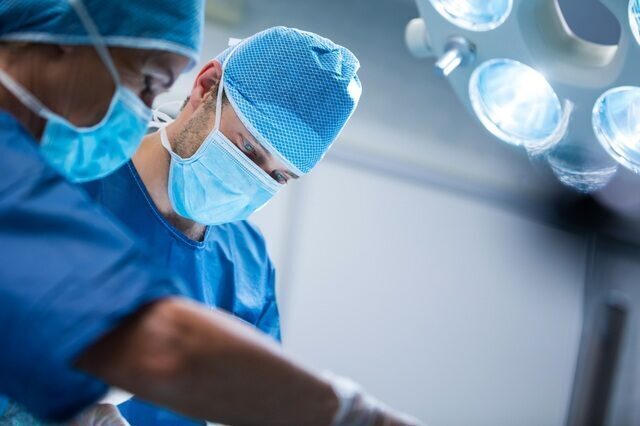 AI operează creiere: Premieră medicală la Londra