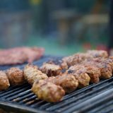 Carne tocată România: Fibre de mazăre și B1 falsă, depistate la UE