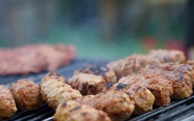 Carne tocată România: Fibre de mazăre și B1 falsă, depistate la UE