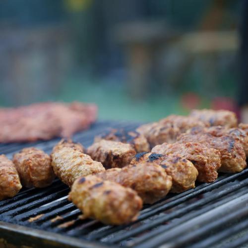 Carne tocată România: Fibre de mazăre și B1 falsă, depistate la UE