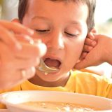 ATENȚIE! Două ciorbe periculoase pentru copiii sub 5 ani
