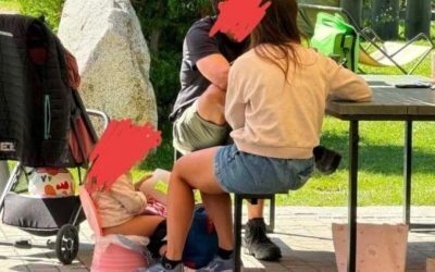 Olița în public: Părinți șocați cu fetița de 2 ani între mese