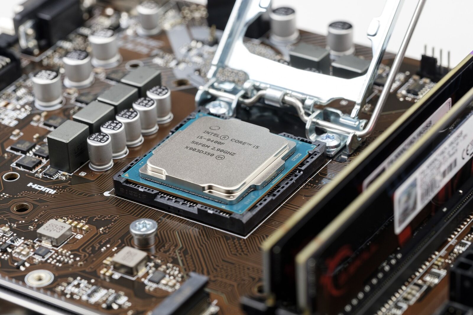 Intel, uriașul de pe piața de procesoare, vinde acțiuni de 15 miliarde $