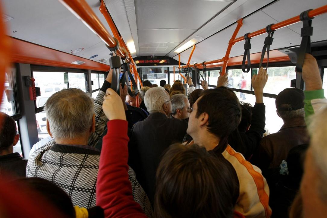 STB dă tonul: STOP scandalului cu telefoane și muzică tare în autobuze