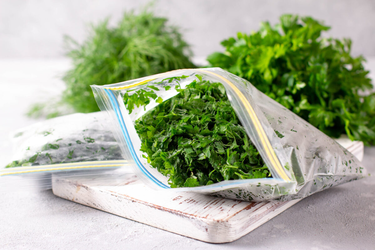 Verdețuri aromate vara: Trucuri simple pentru conservare