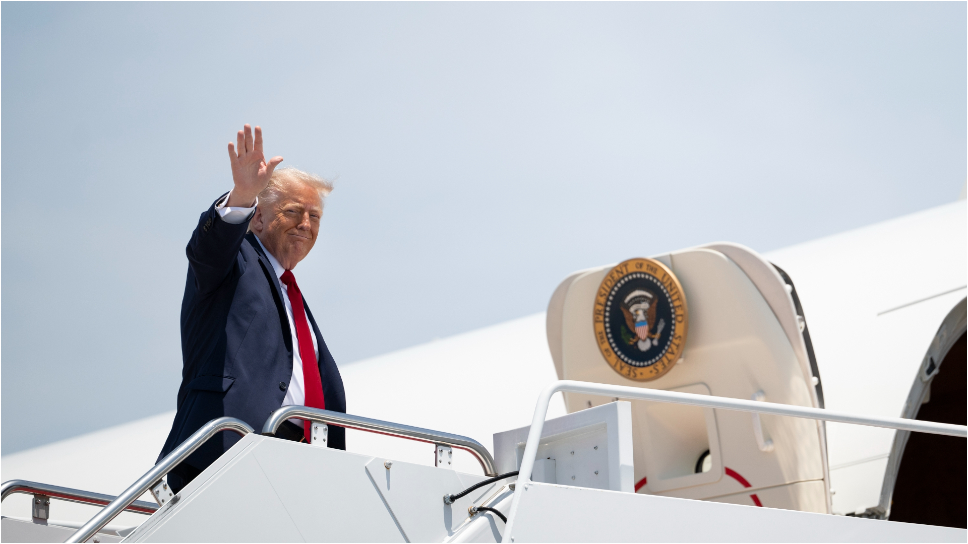 Trump, cărat în secret cu un cărucior de catering