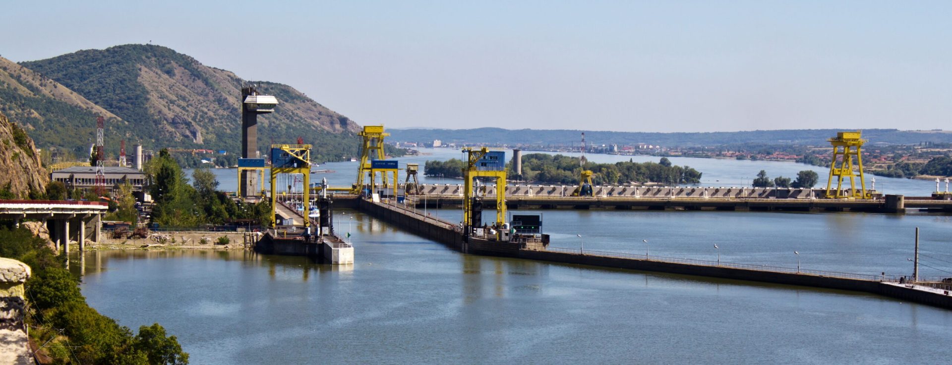 România, în criză energetică: 19 GW instalați, produce o treime