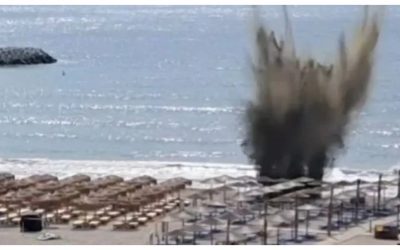 Drona cu explozibil, detonată pe plajă, lângă umbreluțe