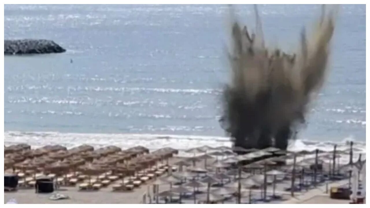 Drona cu explozibil, detonată pe plajă, lângă umbreluțe